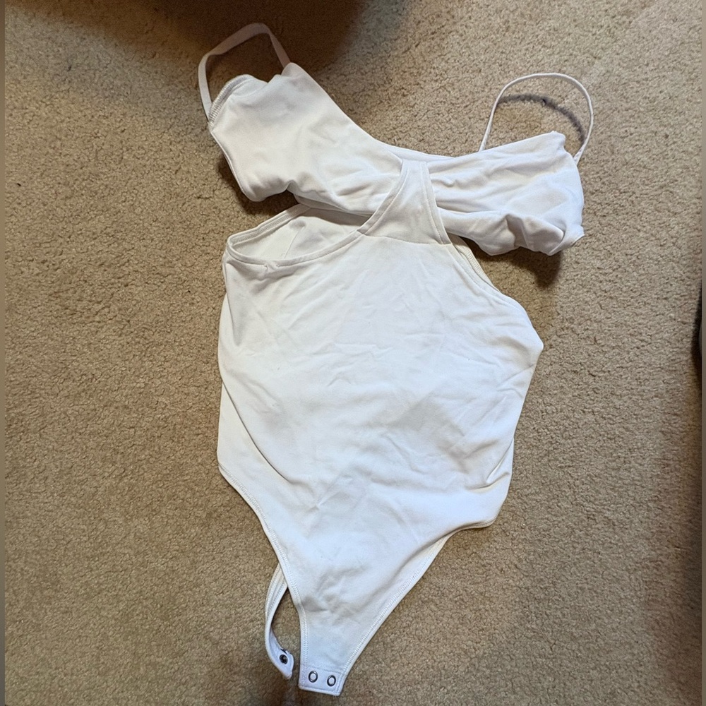 A&F CUTOUT BODYSUIT WHITE